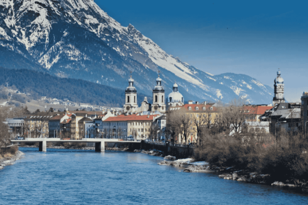 Foto von Innsbruck mit Blick auf den Inn.